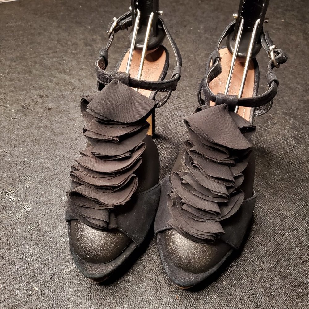 29) VINCE CAMUTO T-Strap Ruffle Sandal Heel Sz. 6.5B